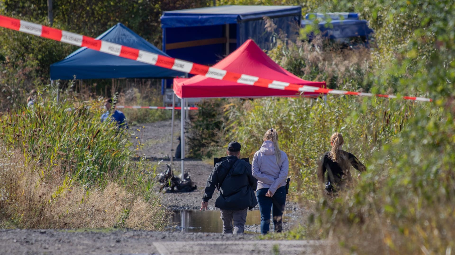 Absperrung nahe dem Fundort: Ein Spaziergänger hatte die Leiche gefunden.