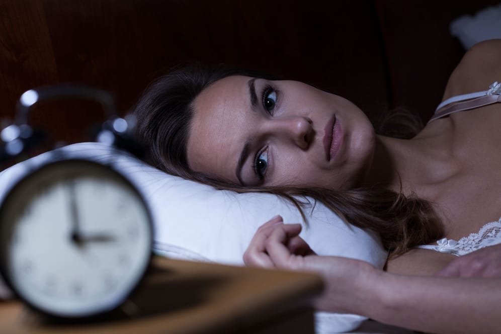 Nächtliches Aufwachen zu einer bestimmten Stunde kann viele Ursachen habe. Eine davon sind Hormonschwankungen.