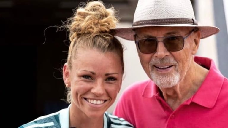 Franz Beckenbauer mit Linda Dallmann: Der "Kaiser" traf mehr oder weniger zufällig vor der EM auf die deutsche Frauen-Nationalmannschaft und ließ sich für ein gemeinsames Selfie fotografieren.
