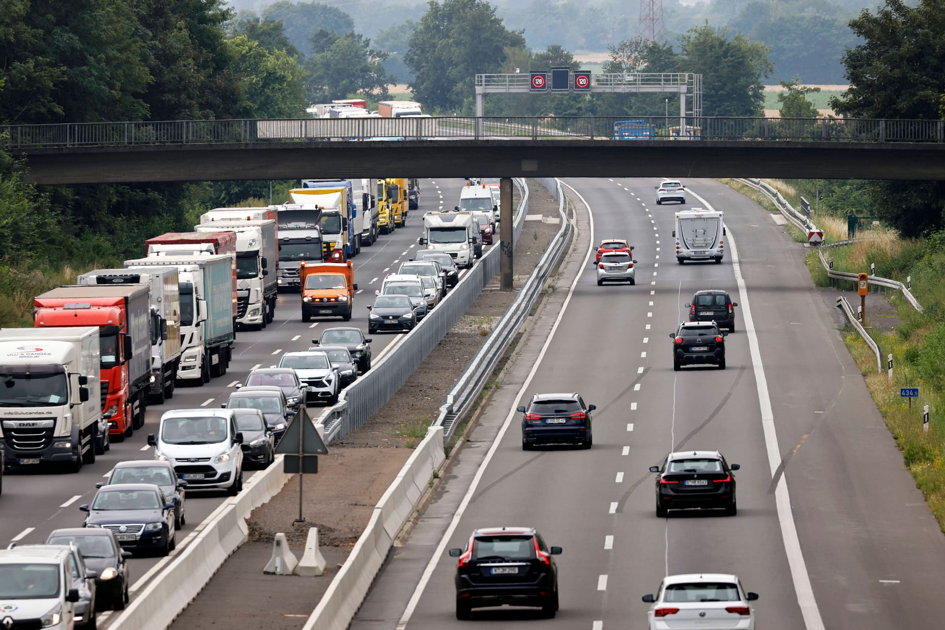Eine Brücke über eine Autobahn (Symbolbild): In der Nacht hat ein "Steinewerfer" in Wiesbaden zugeschlagen.