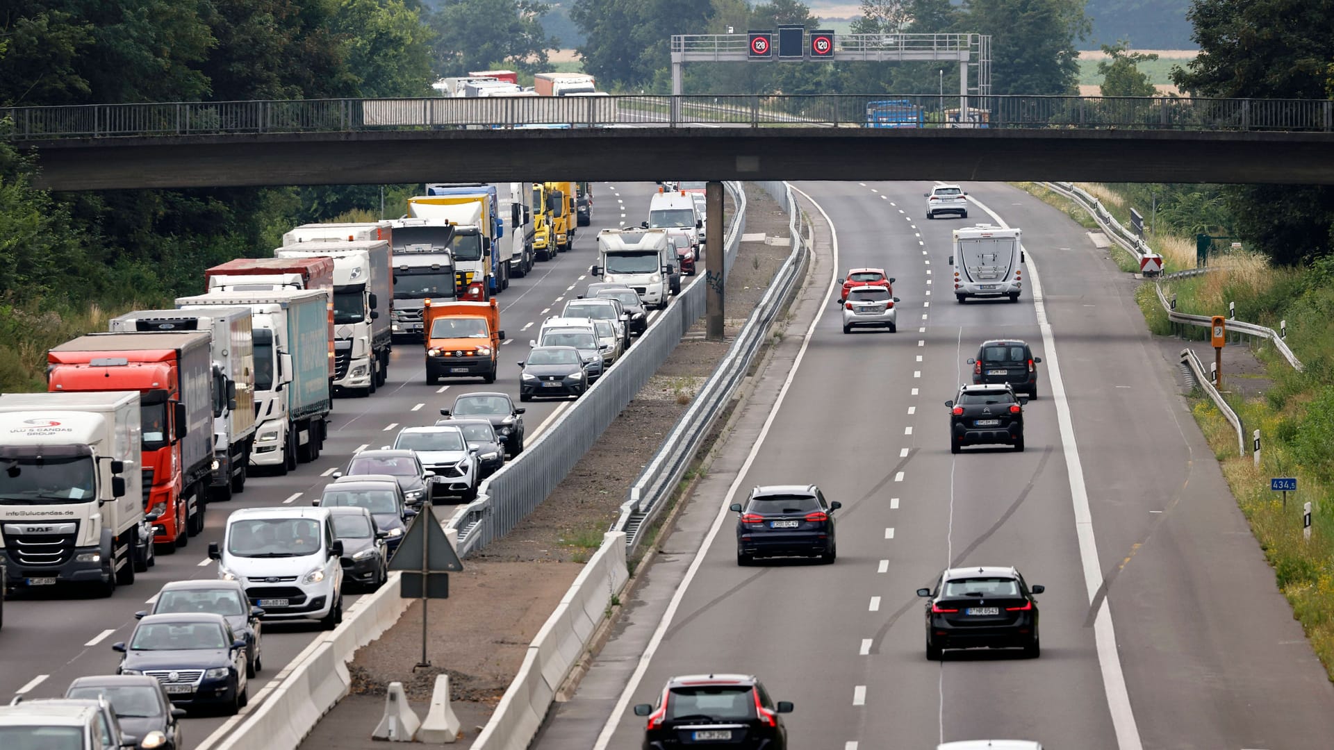 Eine Brücke über eine Autobahn (Symbolbild): In der Nacht hat ein "Steinewerfer" in Wiesbaden zugeschlagen.