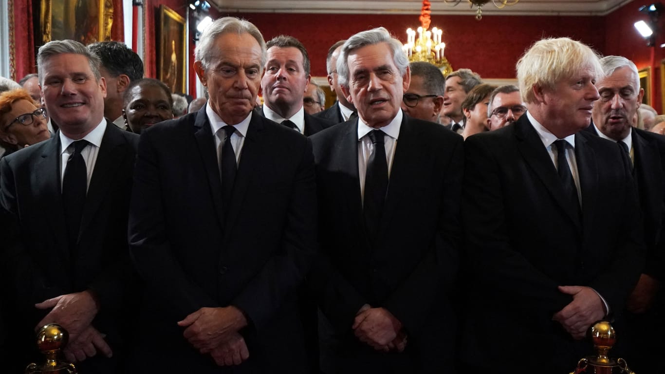 Labour-Chef Keir Starmer und die Ex-Premierminister Tony Blair, Gordon Brown sowie Boris Johnson bei der Thronbesteigungszeremonie.