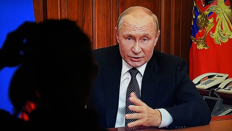 Putin im Fernsehen: Nun soll es eine Teilmobilmachung richten, junge Russen sehen sich nach Flügen ins Ausland um.
