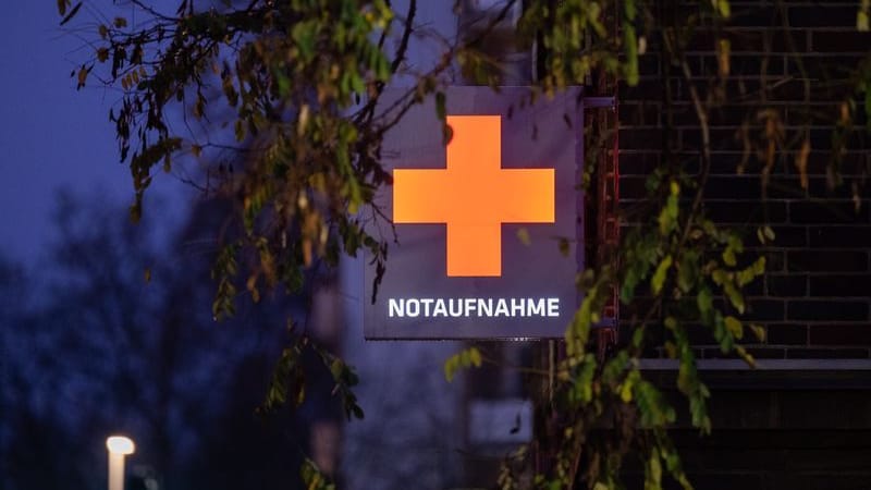 Ein Schild weist auf die Notaufnahme eines Krankenhauses hin (Symbolfoto). Der Junge musste in einer Klinik behandelt werden. Ein Schild weist auf die Notaufnahme eines Krankenhauses hin (Symbolfoto). Der Junge musste in einer Klinik behandelt werden.
