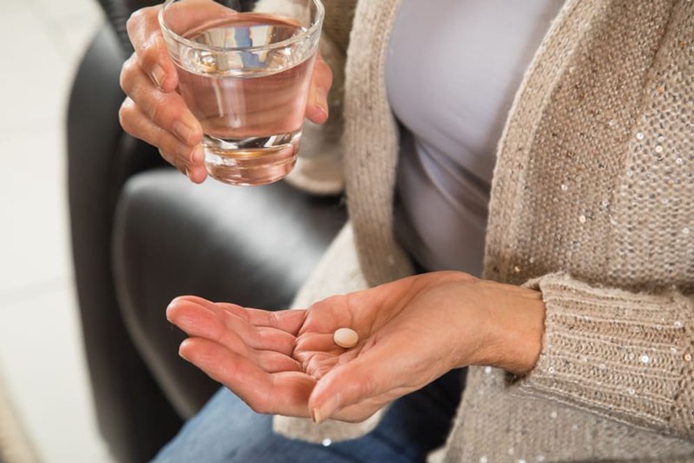 Schluckbeschwerden: Manchen Menschen fällt es schwer, Tabletten runterzuschlucken. Wasser kann dabei eine große Hilfe sein.