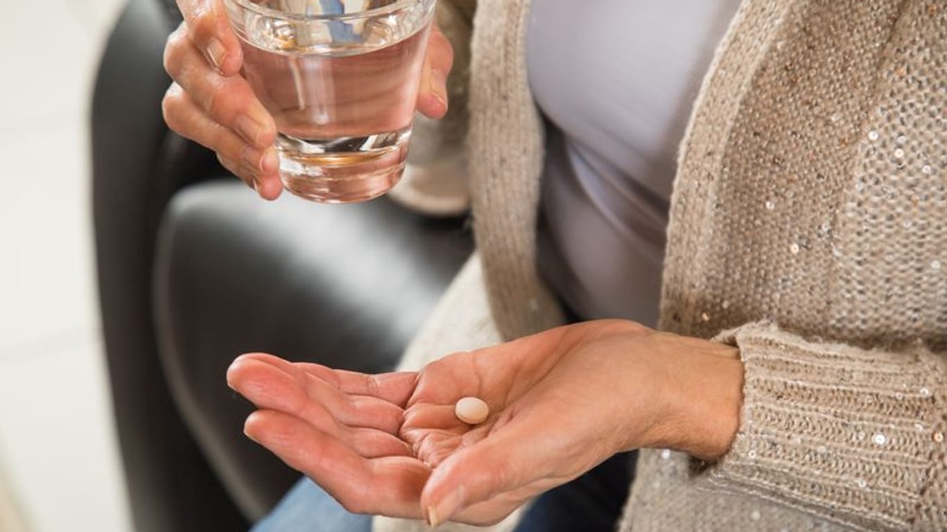 Schluckbeschwerden: Manchen Menschen fällt es schwer, Tabletten runterzuschlucken. Wasser kann dabei eine große Hilfe sein.