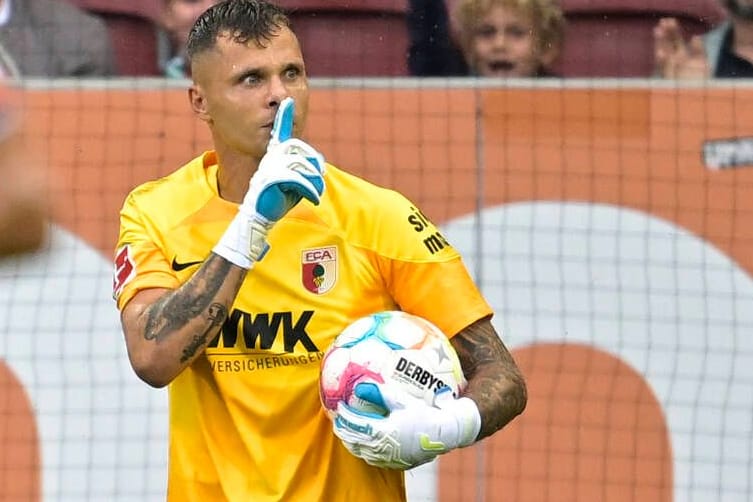 Rafal Gikiewicz: Seine Geste galt den Werder-Fans.