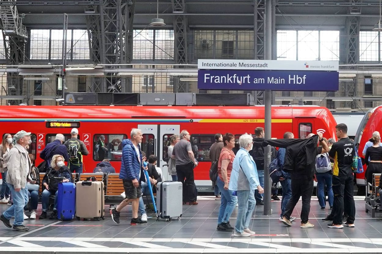 Frankfurt Hauptbahnhof: Auf der Strecke Frankfurt – Mannheim soll es 2024 umfangreiche Sanierungsmaßnahmen geben.