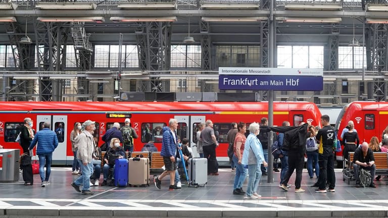 Frankfurt Hauptbahnhof: Auf der Strecke Frankfurt – Mannheim soll es 2024 umfangreiche Sanierungsmaßnahmen geben.