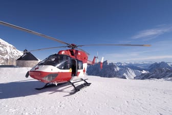 Ein Hubschrauber des Roten Kreuzes auf der Zugspitze (Symbolbild): Der Mann starb noch vor Ort.