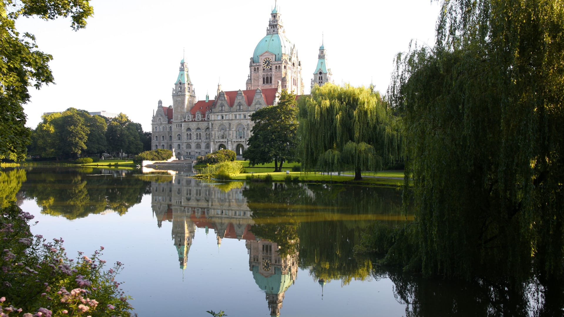 Das Rathaus in Hannover (Archivbild): Die Reiseregion Hannover-Hildesheim verzeichnet immer mehr Übernachtungen.