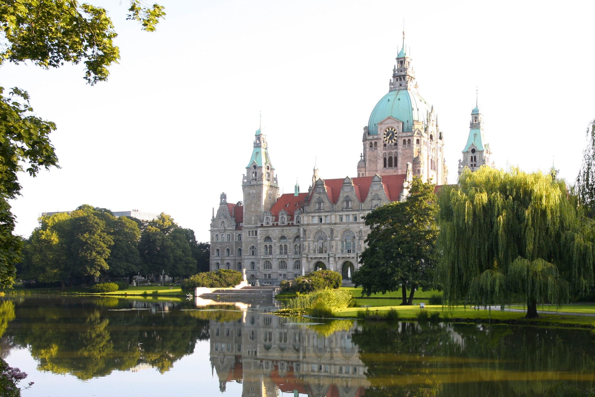 Das Rathaus in Hannover (Archivbild): Die Reiseregion Hannover-Hildesheim verzeichnet immer mehr Übernachtungen.