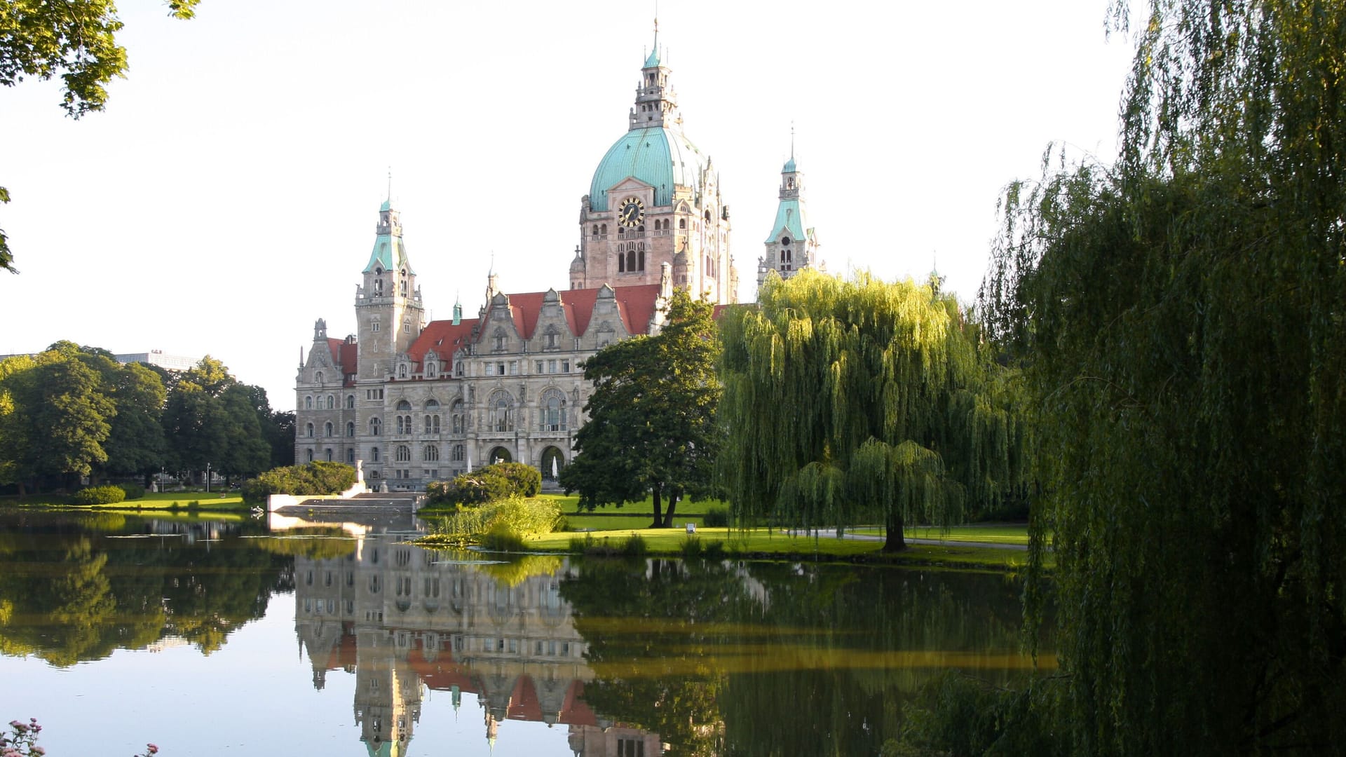 Das Rathaus in Hannover (Archivbild): Die Reiseregion Hannover-Hildesheim verzeichnet immer mehr Übernachtungen.