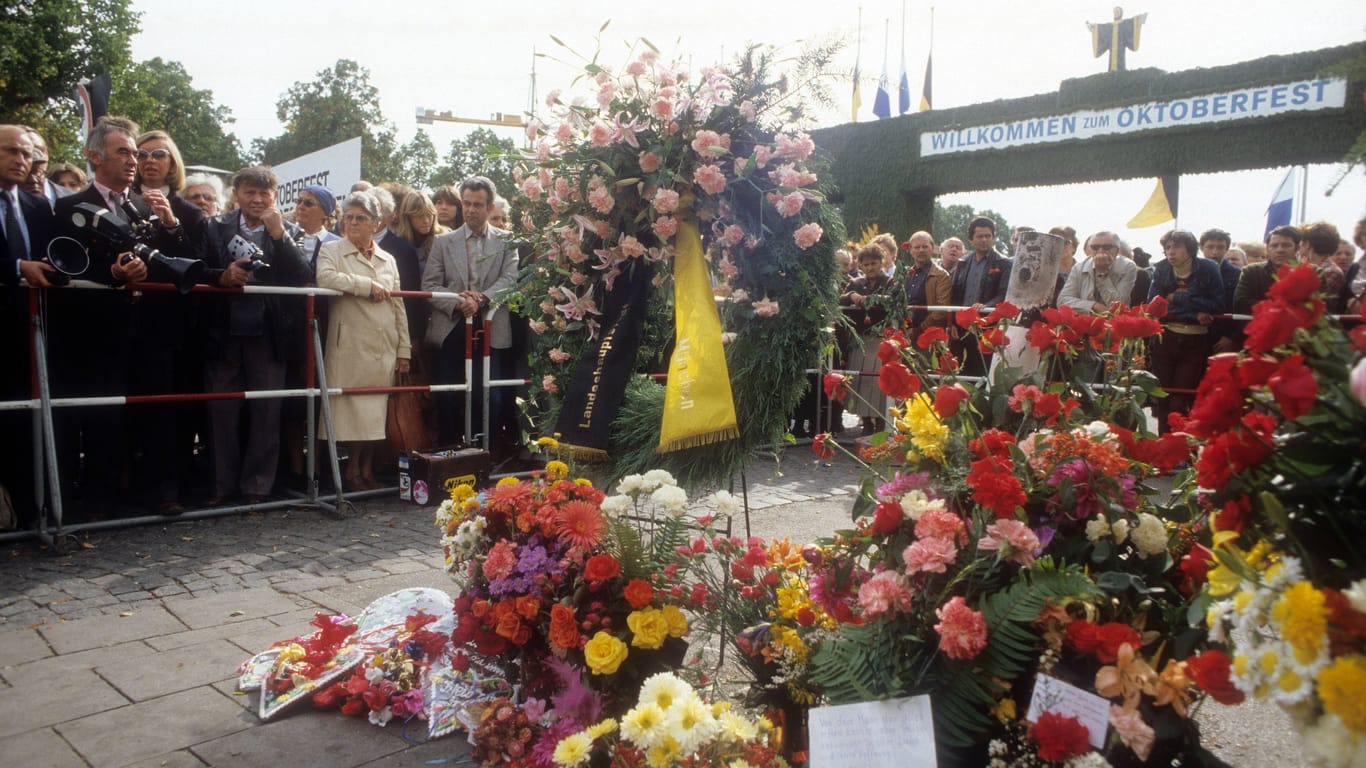 Gedenken an die Opfer nach dem Anschlag auf das Münchner Oktoberfest 1980 (Archivbild): Am 26. September 1980 ermordeten Terroristen zwölf Menschen.
