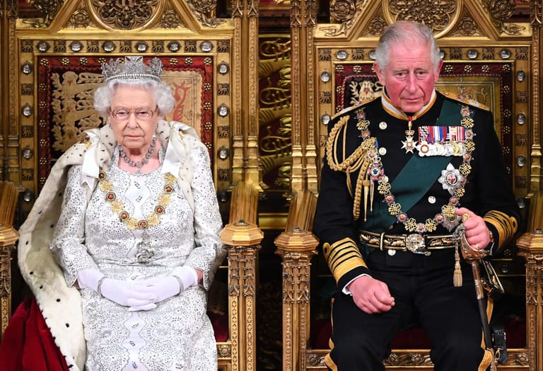 Queen Elizabeth II. und König Charles III.: Die 96-Jährige hat das Amt des royalen Oberhaupts an ihren ältesten Sohn übergeben.