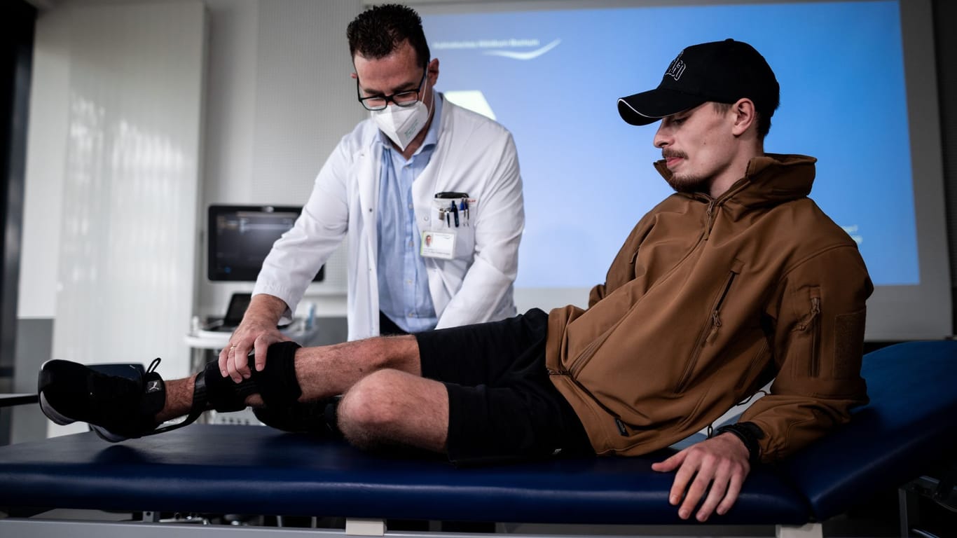 Aleksandr auf einer Liege im Krankenhaus: Prof. Christos Krogias konnte ihn mit einem Nerven-Ultraschallgerät untersuchen – solche gibt es nicht häufig.