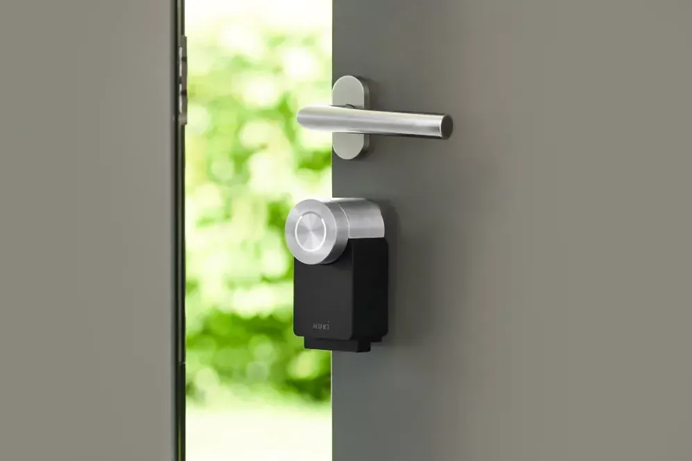 Mit smarten Türschlösser öffnen Sie die Tür per Knopfdruck.