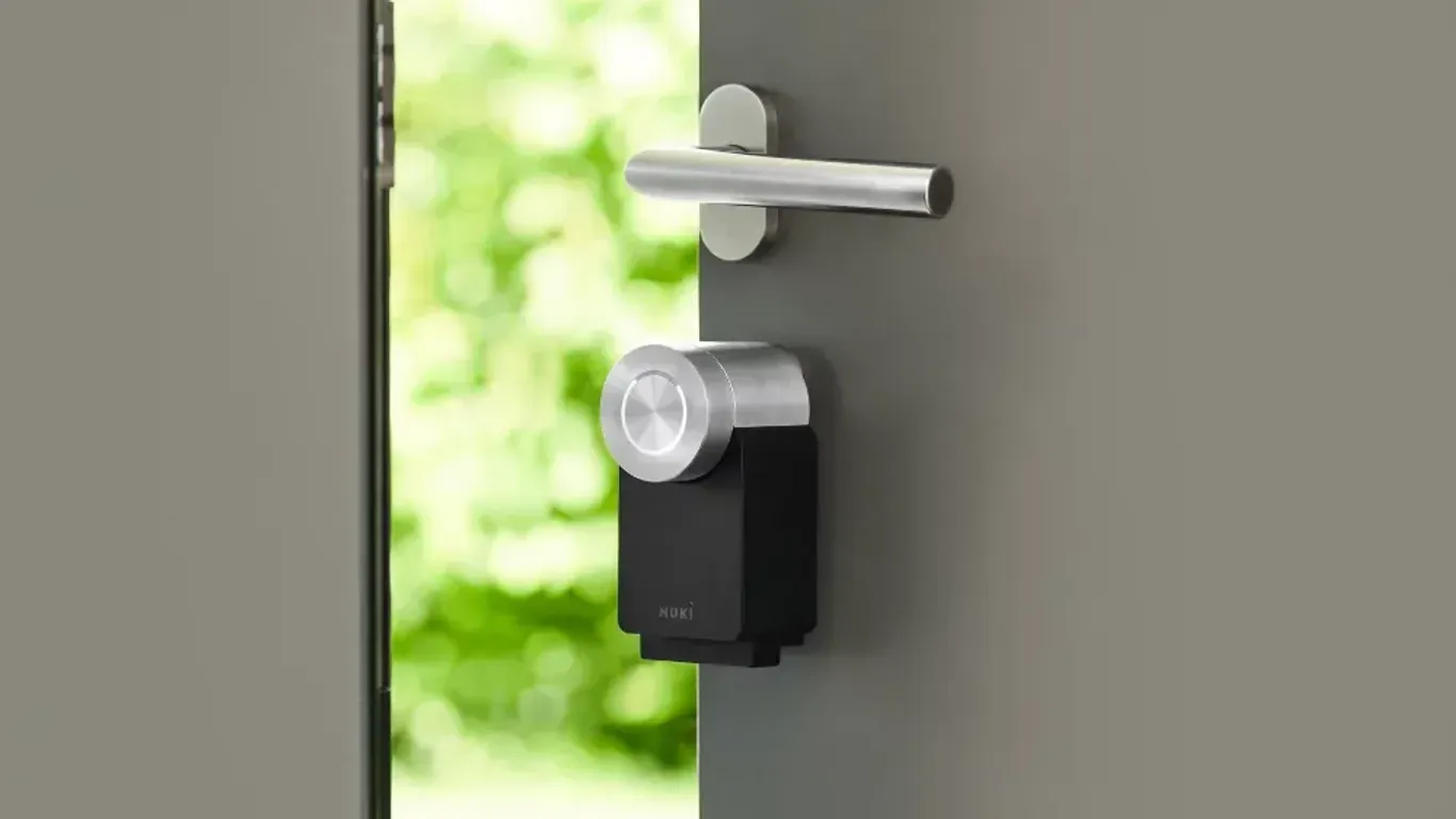 Mit smarten Türschlösser öffnen Sie die Tür per Knopfdruck.