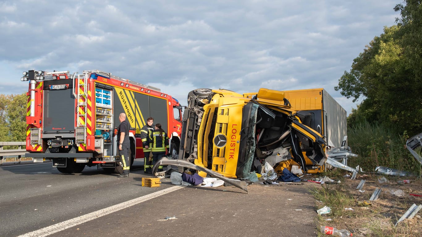 Umgekippter LKW auf der A57: Am Morgen kam beim Kreuz Neuss-Süd zu einem schweren Verkehrsunfall.