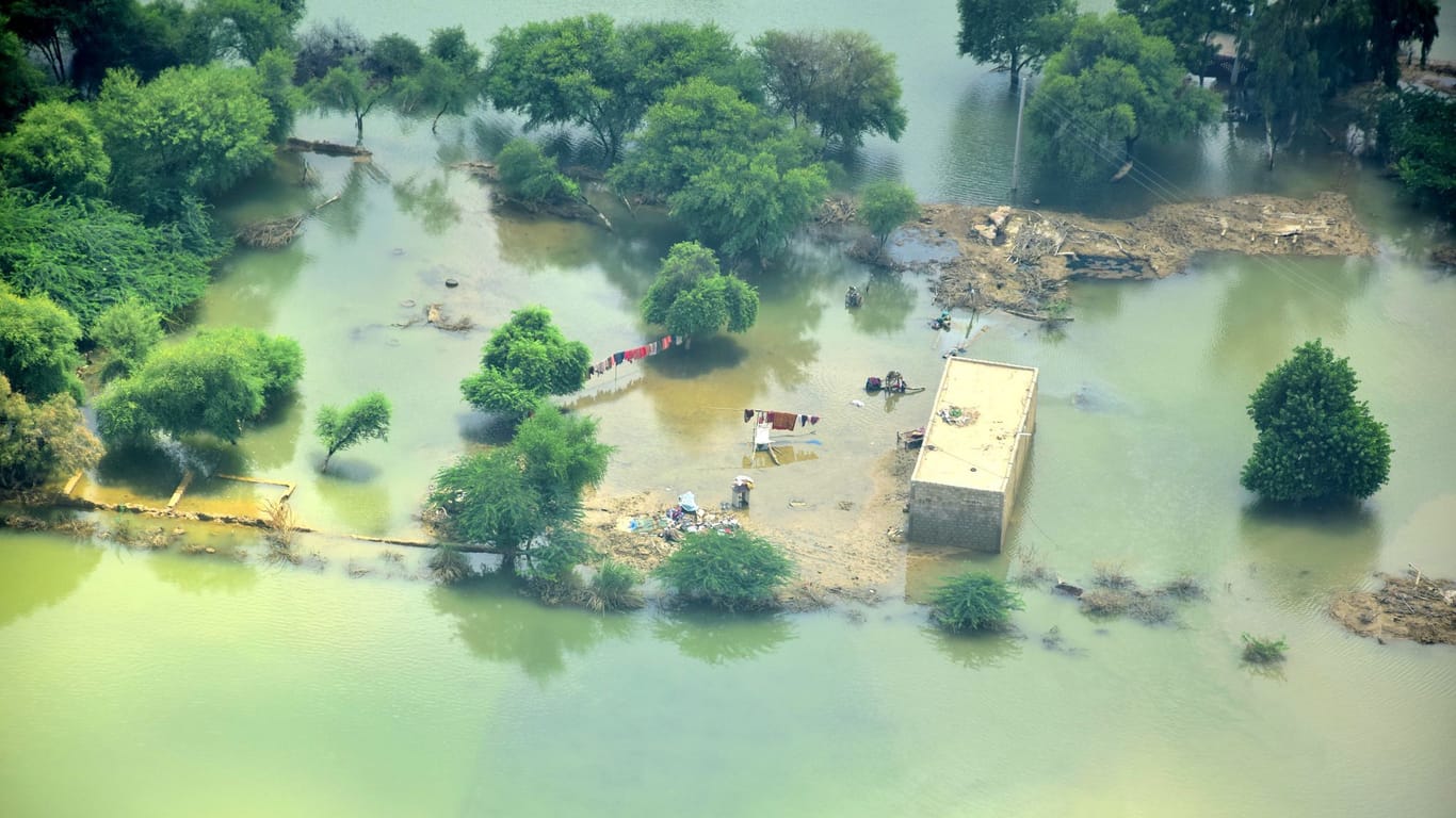 Jafarabad in Pakistan: Das Luftbild zeigt den von den Überschwemmungen betroffenen Bezirk Jafarabad in der südwestlichen pakistanischen Provinz Belutschistan.