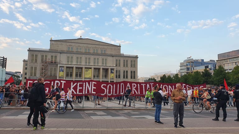 Blick-Barriere: Junge Linke trennen die beiden Kundgebungen auf dem Augustusplatz.