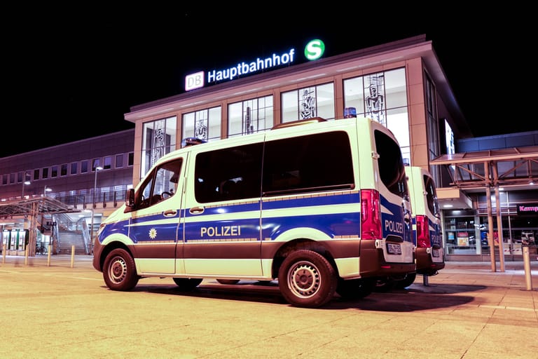 Polizei am Dortmunder Hauptbahnhof (Archivbild): Hier ging der mutmaßliche Täter zuerst eine 27-jährige Frau und dann noch Beamte an.