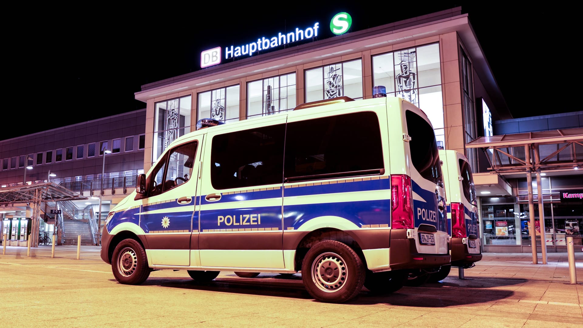 Polizei am Dortmunder Hauptbahnhof (Archivbild): Hier ging der mutmaßliche Täter zuerst eine 27-jährige Frau und dann noch Beamte an. Polizei am Dortmunder Hauptbahnhof (Archivbild): Hier ging der mutmaßliche Täter zuerst eine 27-jährige Frau und dann noch Beamte an.