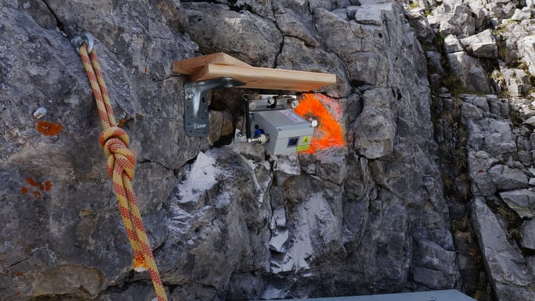 Messgerät am Hochvogel im Allgäu (Archivbild): Forscher haben den Gipfel ständig im Blick, um vor einem Bergsturz warnen zu können.