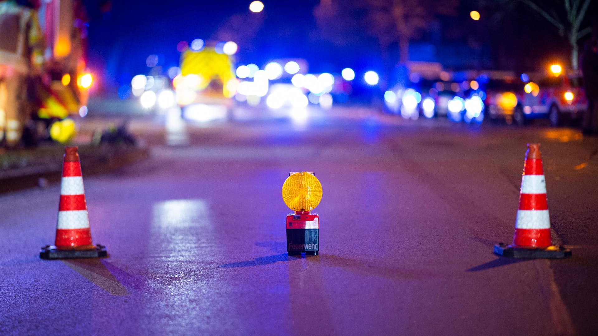 Leitkegel auf der Fahrbahn einer Straße (Symbolfoto): Der Mann wurde mit einem Rettungshubschrauber in eine Klinik geflogen.