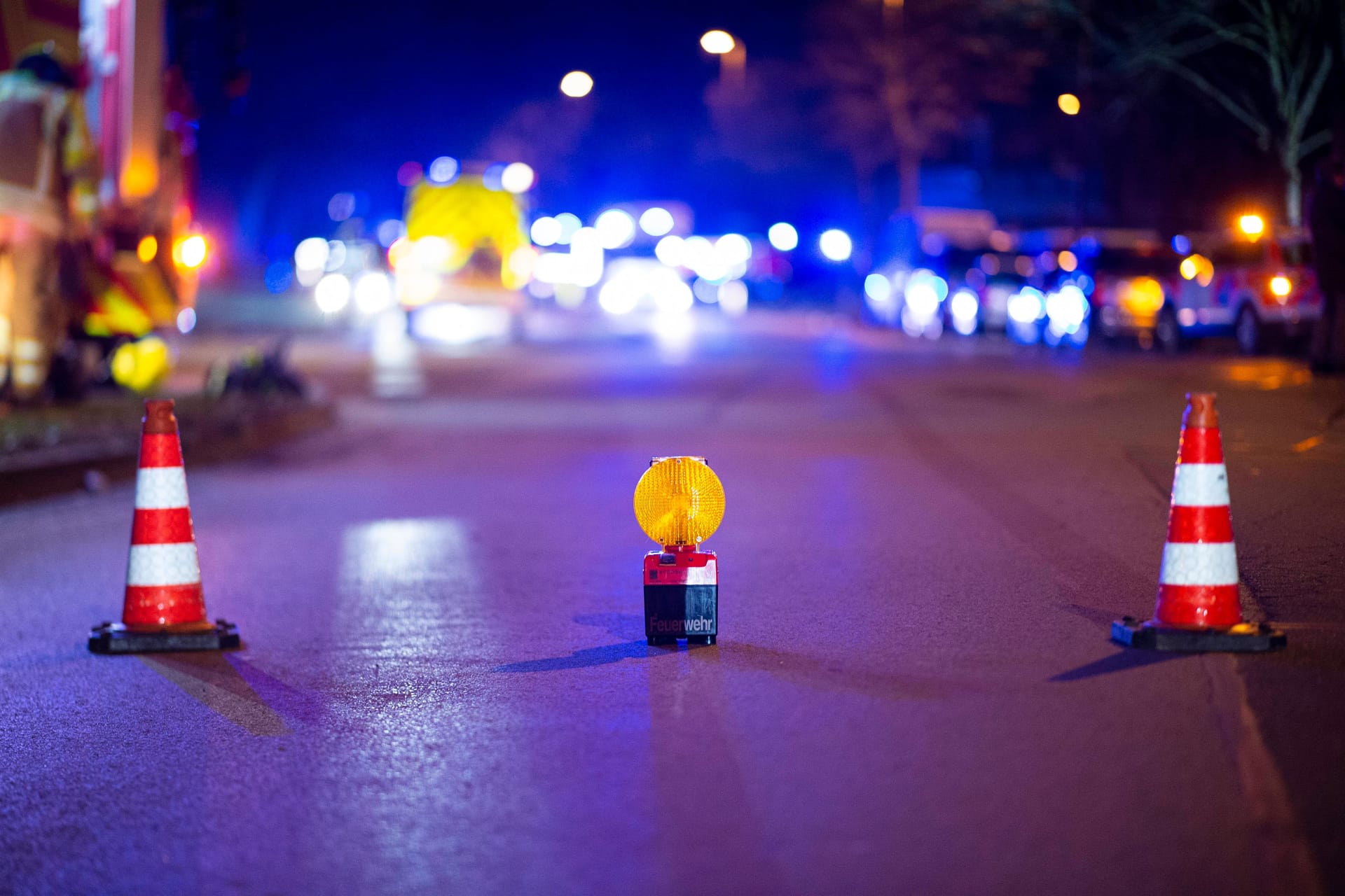 Leitkegel auf der Fahrbahn einer Straße (Symbolfoto): Der Mann wurde mit einem Rettungshubschrauber in eine Klinik geflogen.