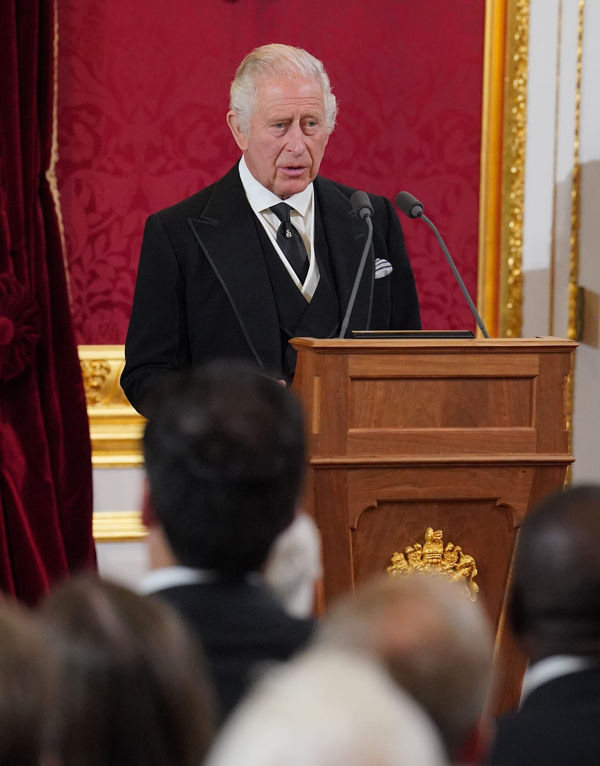 König Charles III. spricht während des Thronfolgekongresses im St. James's Palace in London.