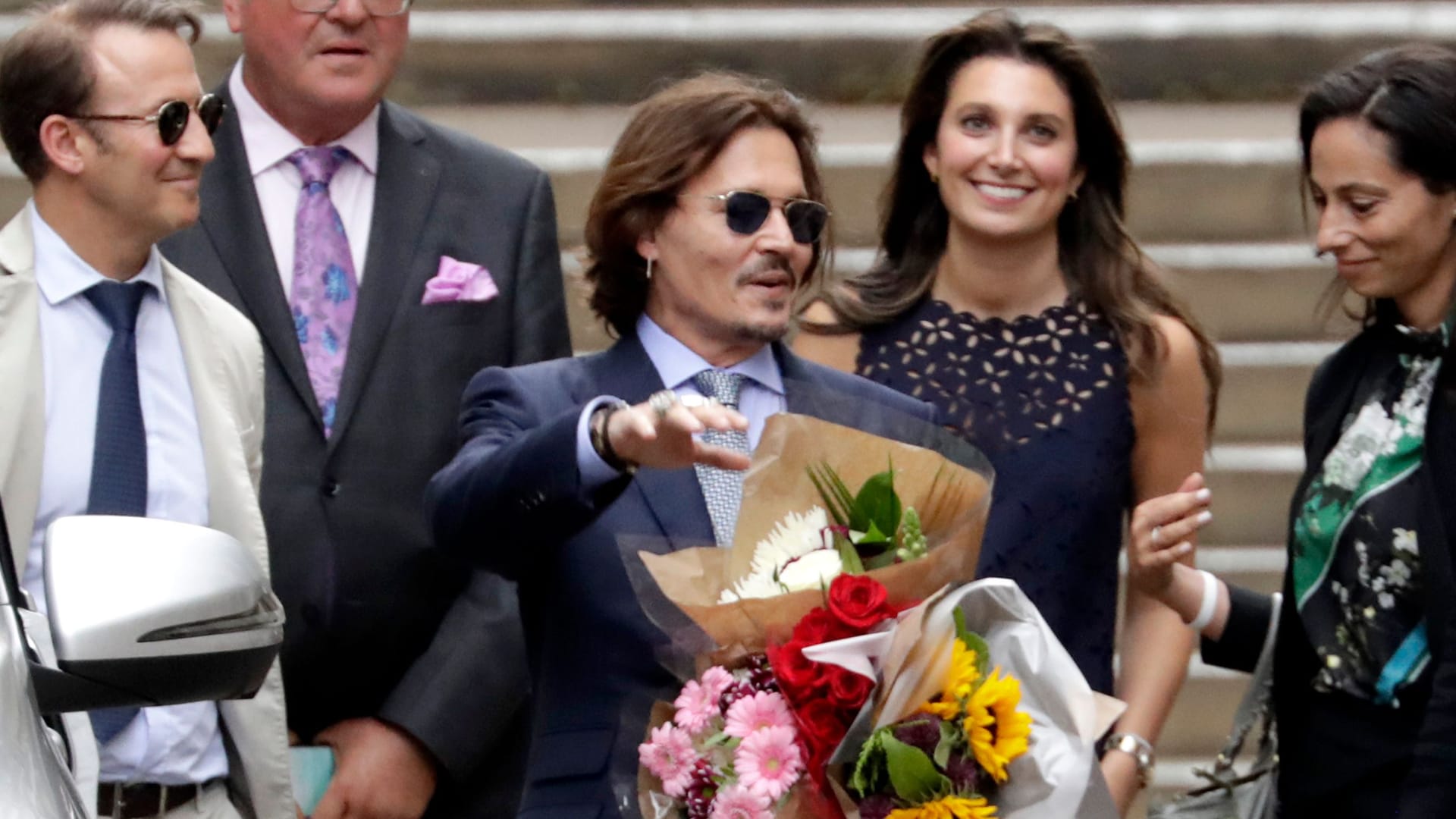 Bei der Frau rechts hinter Johnny Depp handelt es sich um Joelle Rich.