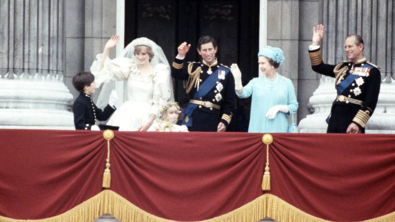 Royale Hochzeit: Prinzessin Diana, Prinz Charles, Königin Elizabeth II. and Prinz Philip winken im August 2014 vom Balkon.