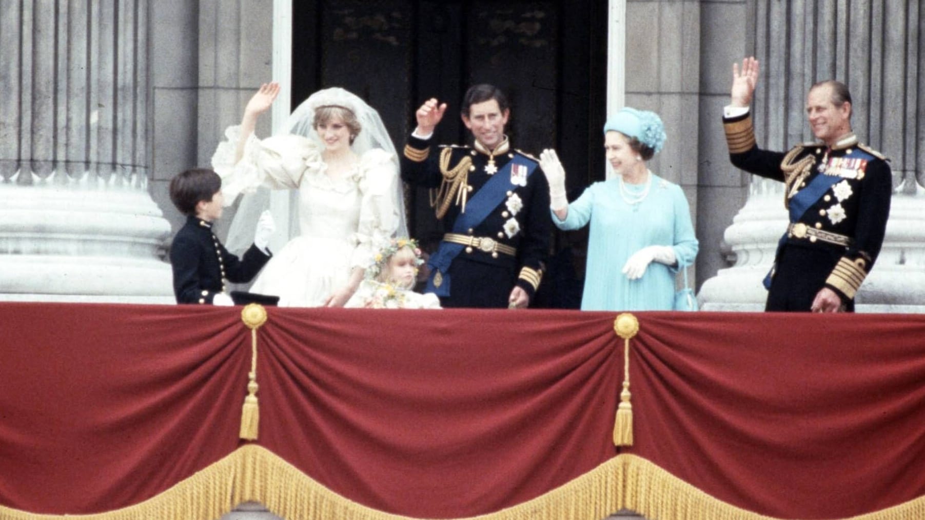 Royale Hochzeit: Prinzessin Diana, Prinz Charles, Königin Elizabeth II. and Prinz Philip winken im August 2014 vom Balkon.