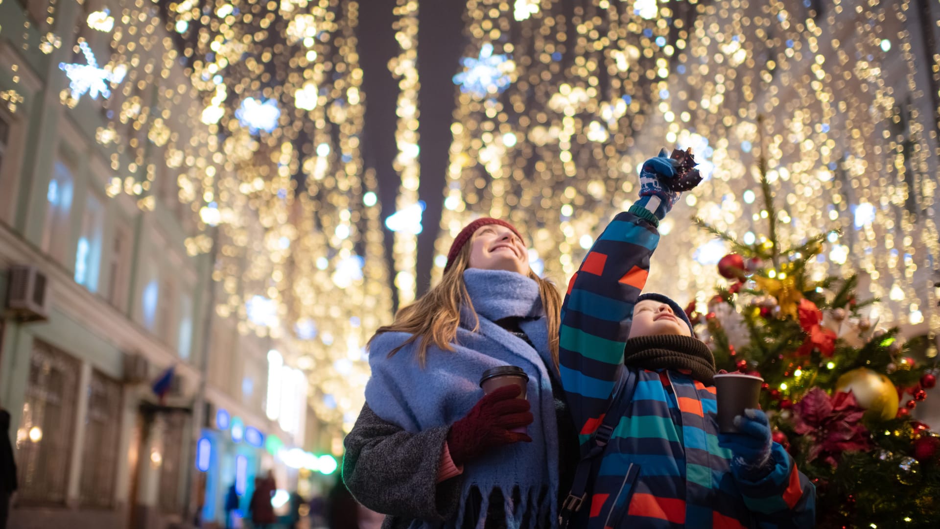 Eine Familie auf dem Weihnachtsmarkt (Symbolbild): Zur Adventszeit gehört für viele auch ein Spaziergang durch die beleuchtete Fußgängerzone.