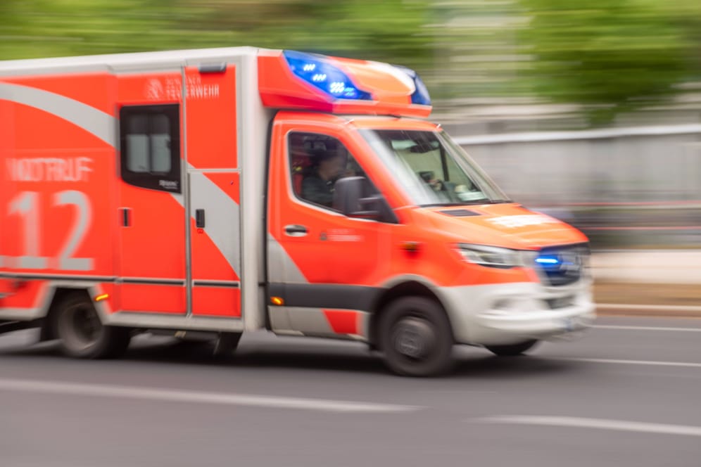 Rettungswagen der Berliner Feuerwehr im Einsatz (Symbolbild): Das Mädchen erlitt schwere Verletzungen.