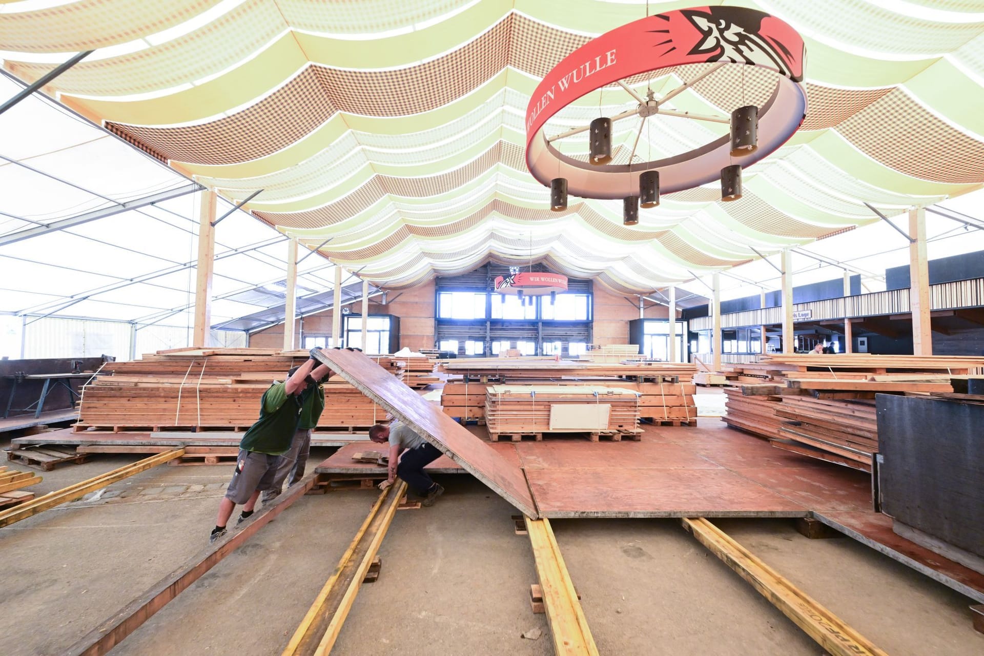 Arbeiter bauen in den Festzelten auf dem Festgelände Cannstatter Wasen. Arbeiter bauen in den Festzelten auf dem Festgelände Cannstatter Wasen.