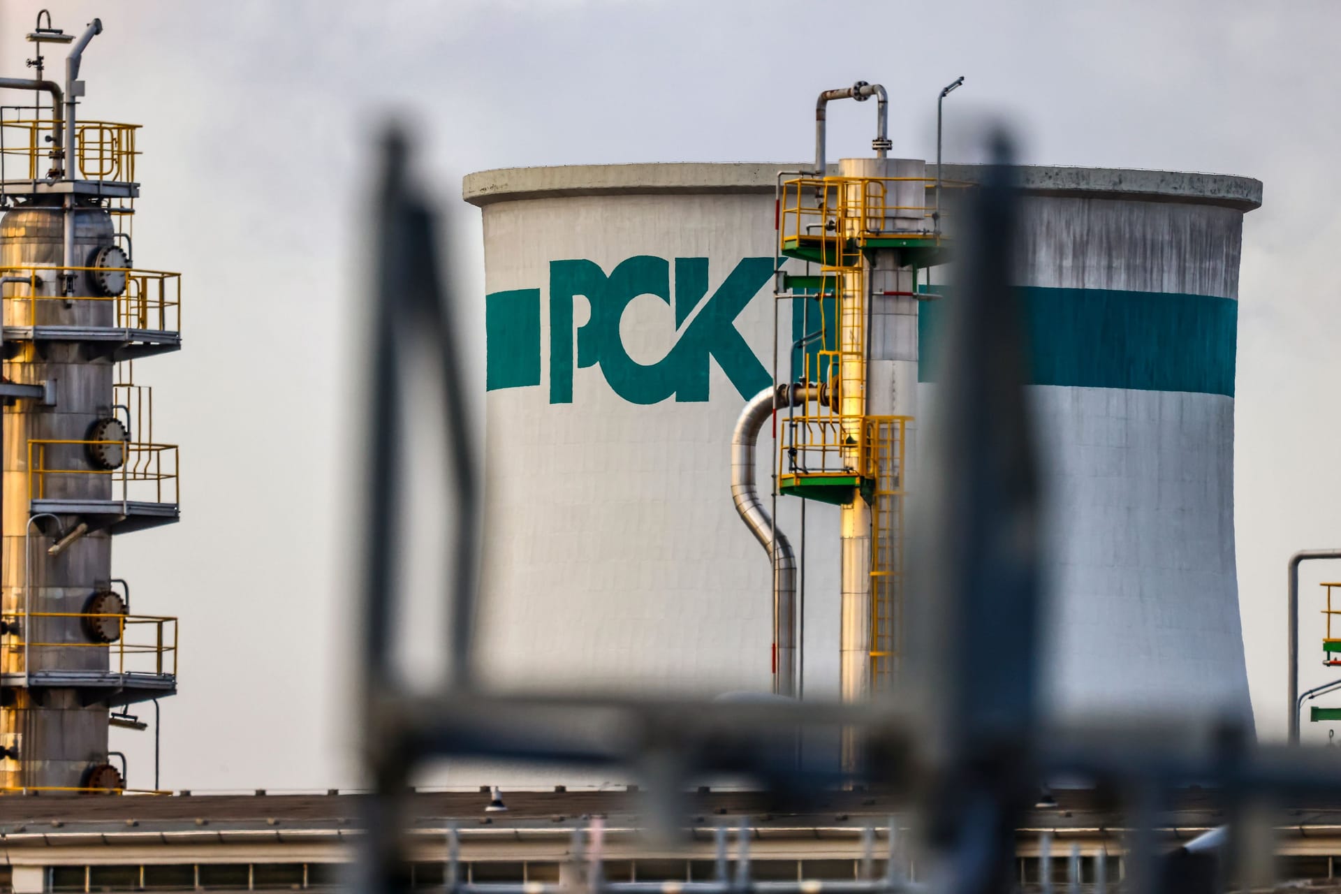 Die PCK-Raffinerie in Schwedt: Rosneft will gegen die staatliche Kontrolle vorgehen und warnt vor Sicherheitsproblemen. Die PCK-Raffinerie in Schwedt: Rosneft will gegen die staatliche Kontrolle vorgehen und warnt vor Sicherheitsproblemen.