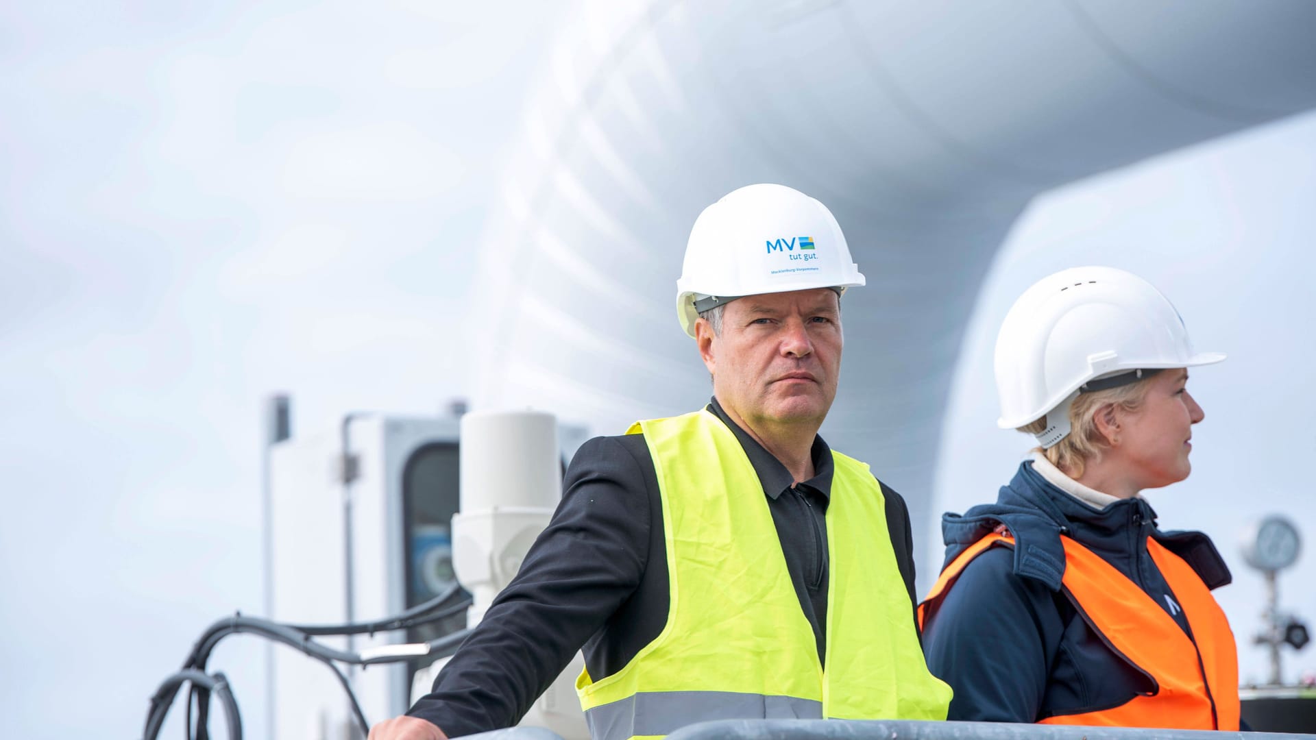 Wirtschaftsminister Robert Habeck an der Anlandestation von Nord Stream 2: Seine Zweifel begründet der Wirtschaftsminister mit "finanzverfassungsrechtlichen" Sorgen. Wirtschaftsminister Robert Habeck an der Anlandestation von Nord Stream 2: Seine Zweifel begründet der Wirtschaftsminister mit "finanzverfassungsrechtlichen" Sorgen.