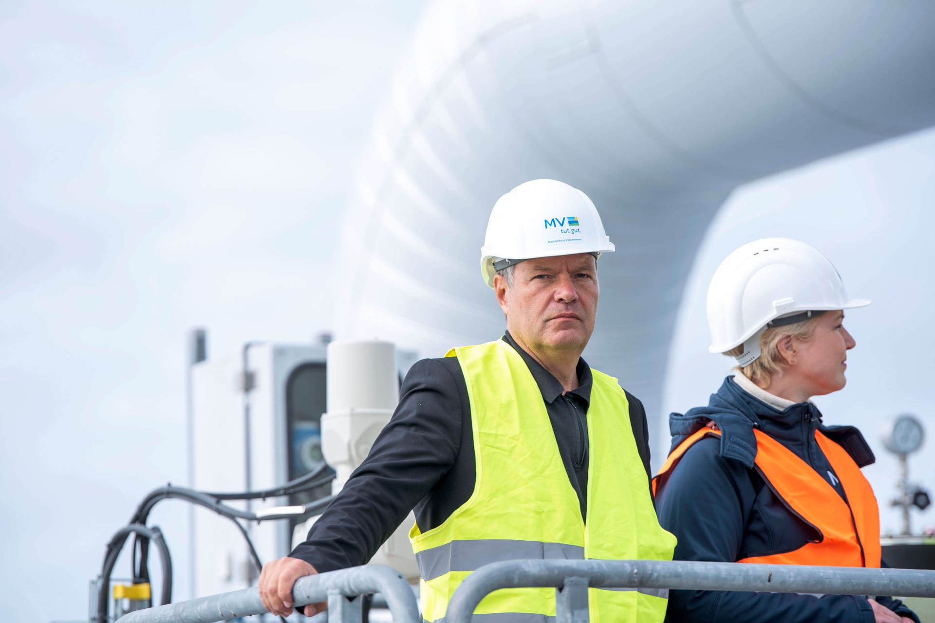 Wirtschaftsminister Robert Habeck an der Anlandestation von Nord Stream 2: Seine Zweifel begründet der Wirtschaftsminister mit "finanzverfassungsrechtlichen" Sorgen. Wirtschaftsminister Robert Habeck an der Anlandestation von Nord Stream 2: Seine Zweifel begründet der Wirtschaftsminister mit "finanzverfassungsrechtlichen" Sorgen.