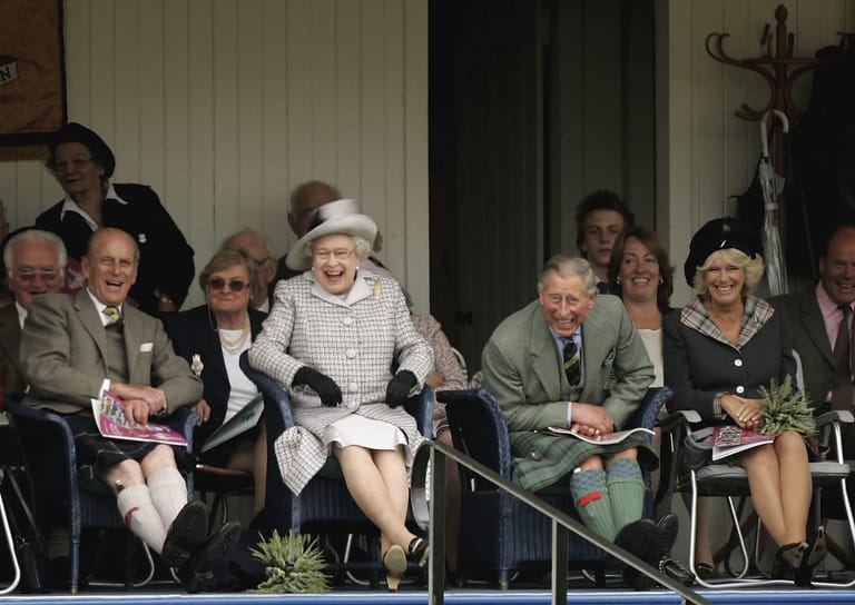 Ganz locker: Bei diesem Termin hatten die Queen und ihre Familie sichtlich Spaß.