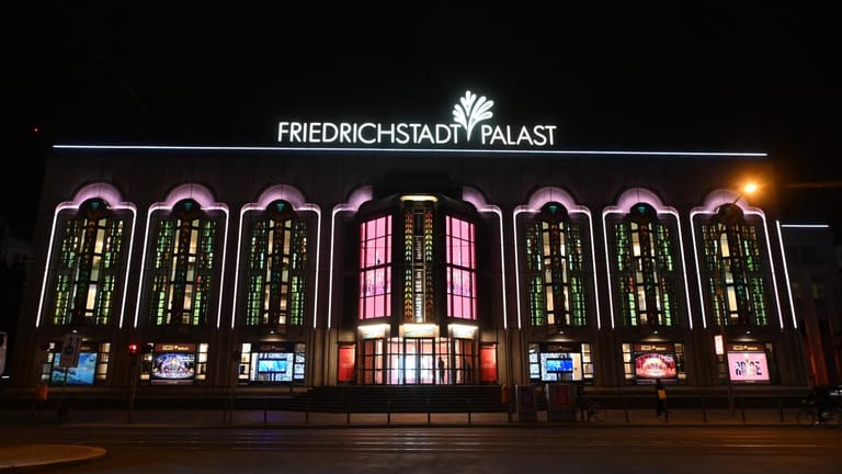 Der Friedrichstadt-Palast in Berlin-Mitte: Die Feuerwehr war mit mehreren Einsatzfahrzeugen vor Ort.