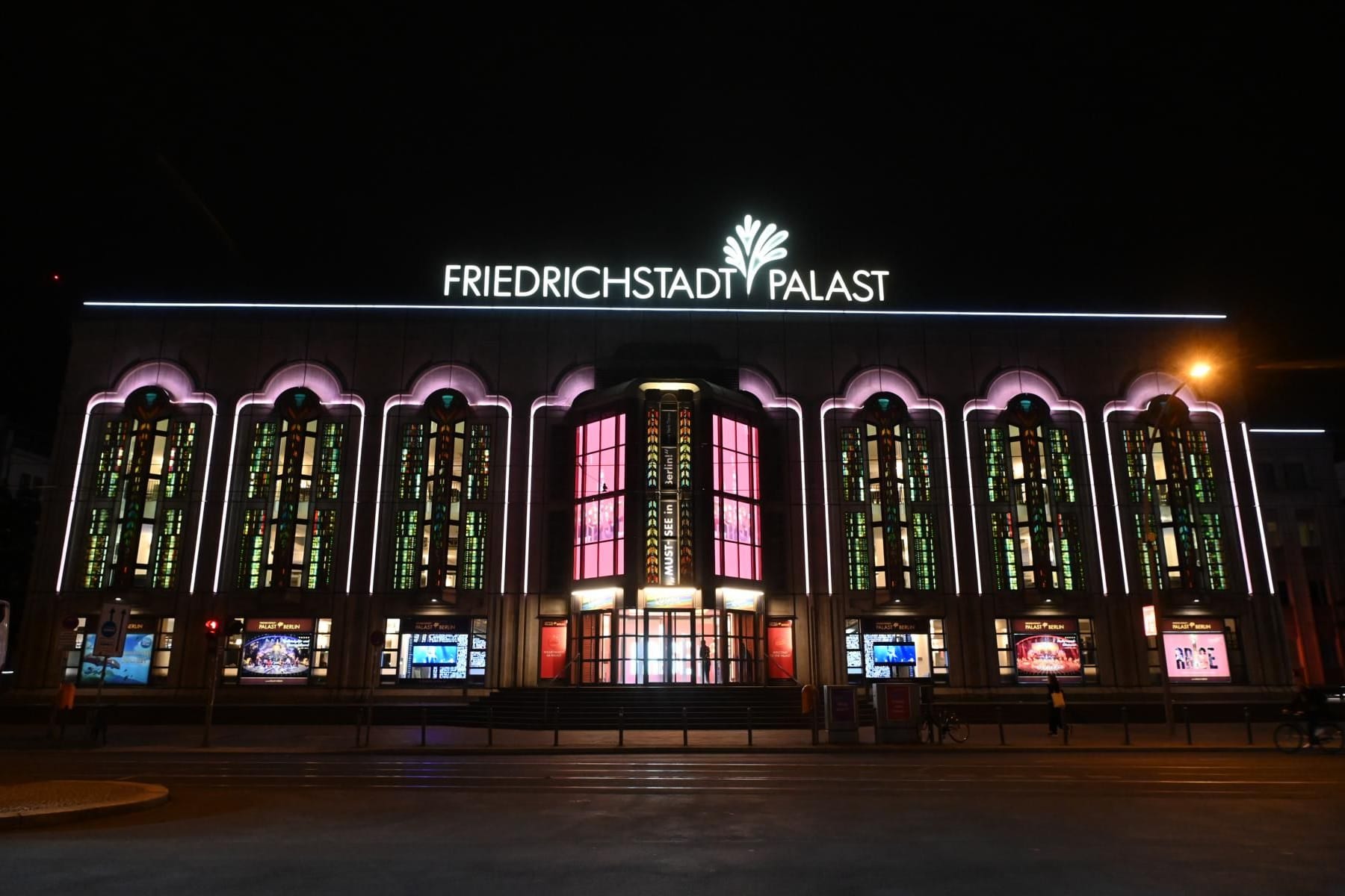 Der Friedrichstadt-Palast in Berlin-Mitte: Die Feuerwehr war mit mehreren Einsatzfahrzeugen vor Ort.