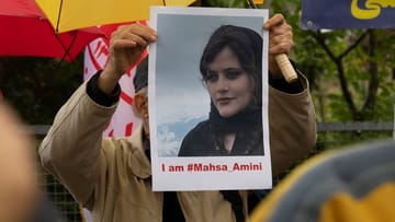 Ein Foto von Mahsa Amini bei einem Protest in Berlin: Die 22-Jährige starb am Freitag, nachdem sie von der Sittenpolizei festgenommen worden war.