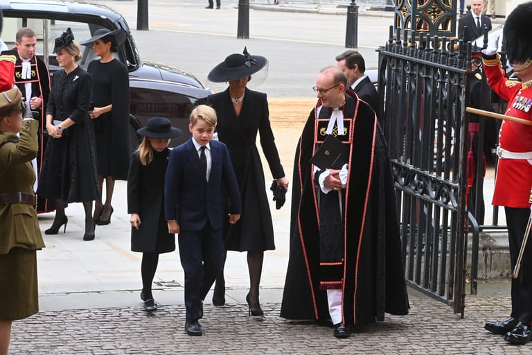 Prinzessin Charlotte, Prinz George und Prinzessin Kate: Die Mutter und ihre beiden Kinder kamen in dunklen Farben, Charlotte und Kate trugen zudem Schmuckstücke der Queen.