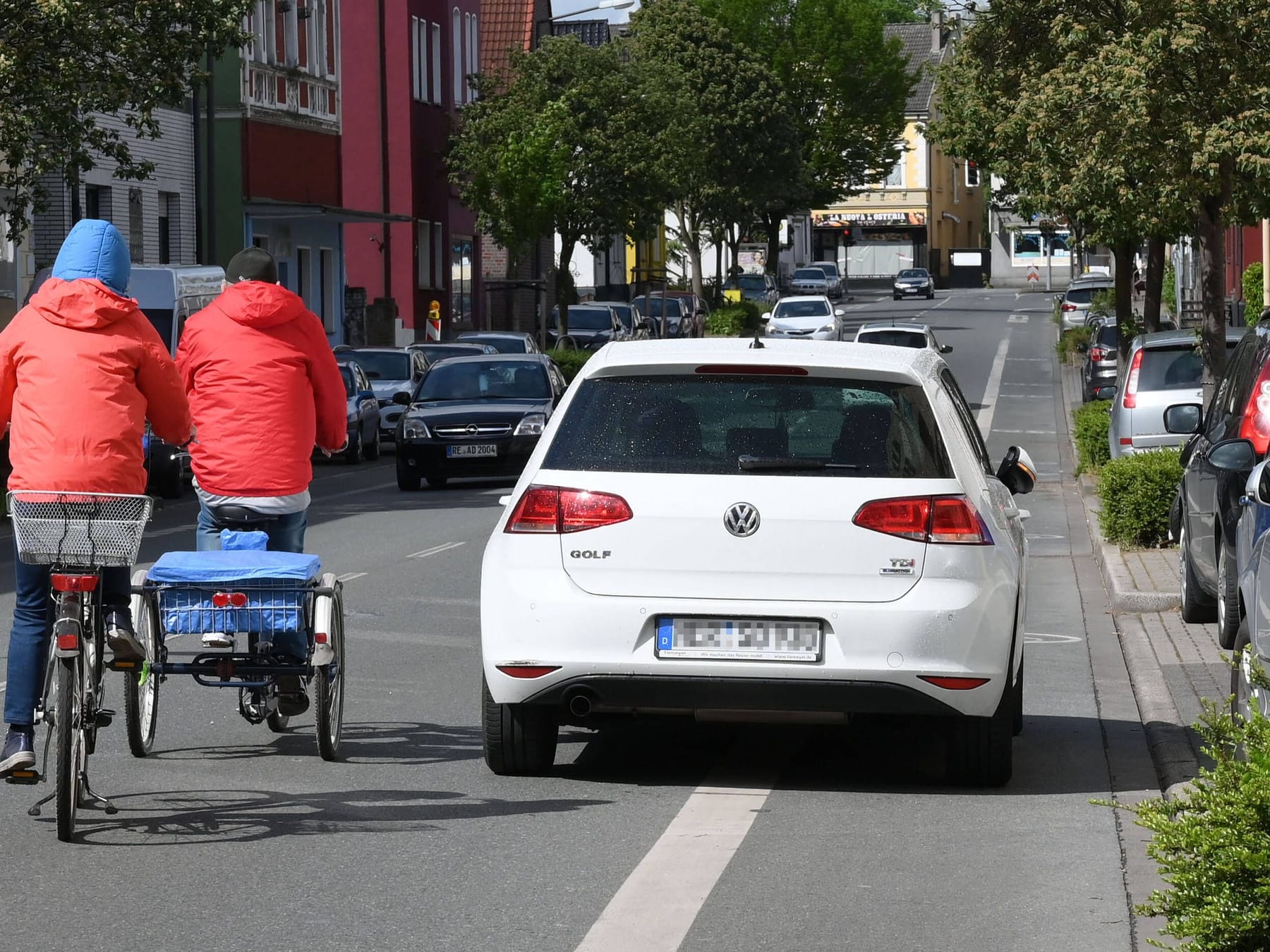 Schutzstreifen: Dürfen Autos auf dem Streifen für Radler fahren?