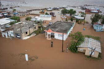 Überschwemmte Häuser am Strand von Salinas in Puerto Rico: Hurrikan "Fiona" zog durch das Gebiet und hinterließ eine Schneise der Verwüstung.