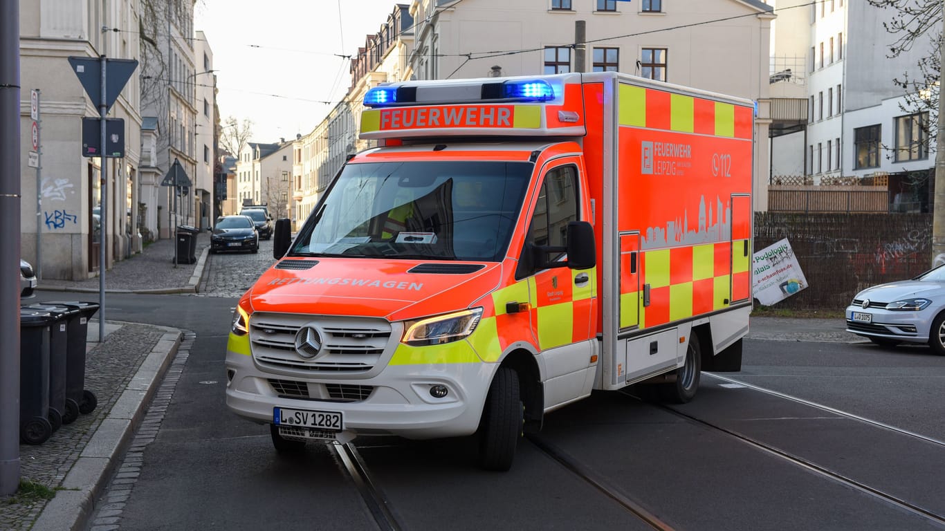 Rettungswagen im Einsatz (Symbolbild): Der Junge kam mit schweren Verletzungen in ein Krankenhaus.