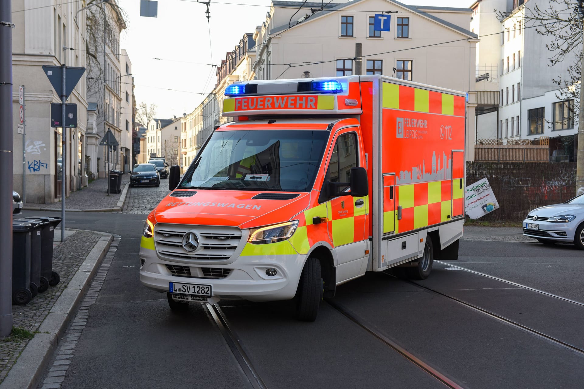 Rettungswagen im Einsatz (Symbolbild): Der Junge kam mit schweren Verletzungen in ein Krankenhaus.