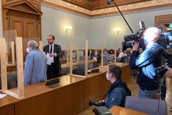 Silbereisen-Entdecker Udo Foht vor Gericht: Kaum wiederzuerkennen und den Fotografen den Rücken zugekehrt.